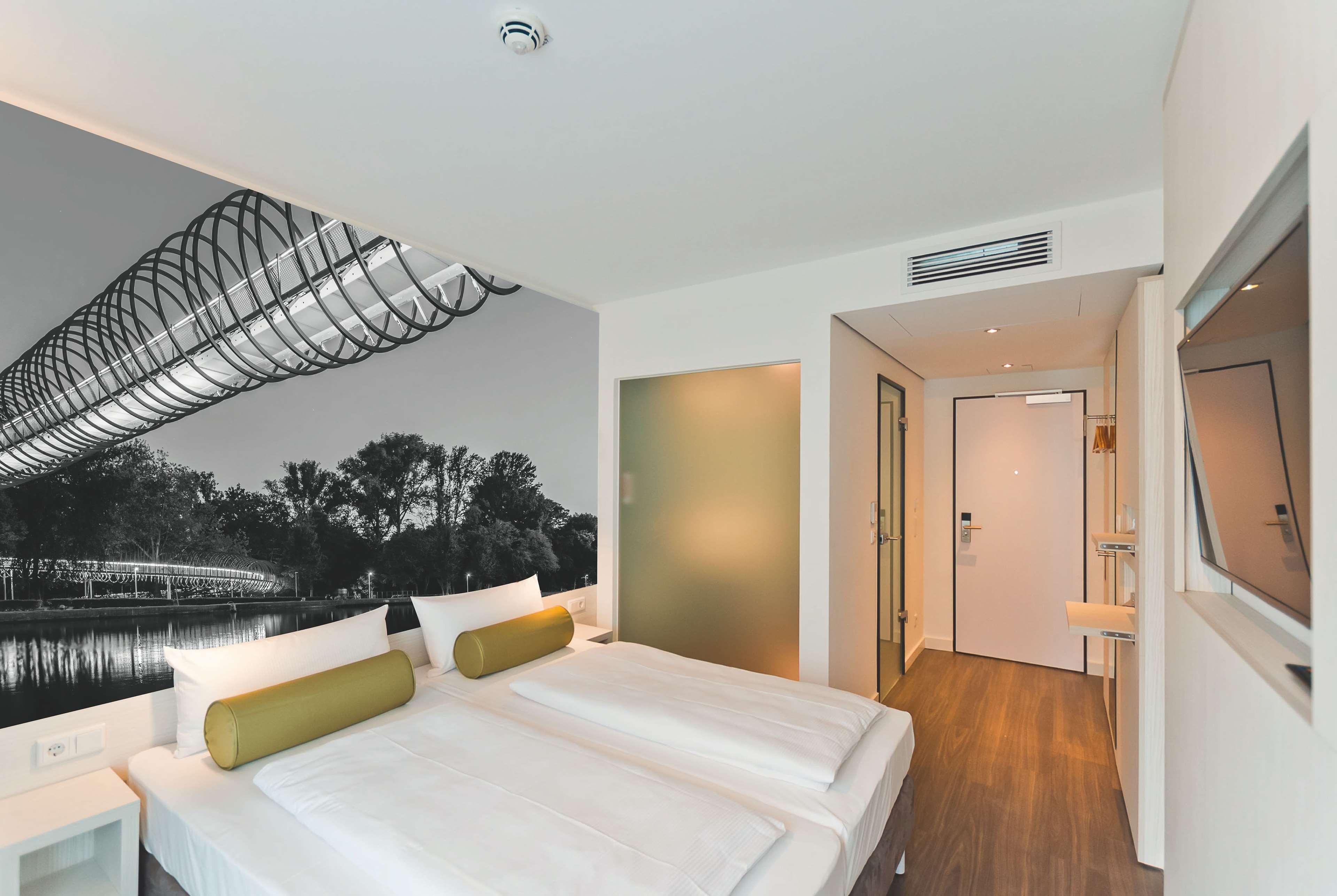 Hotel Super 8 By Wyndham Oberhausen Am Centro Esterno foto