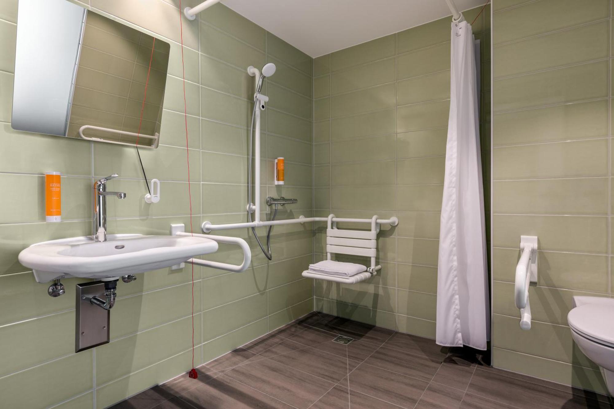 Hotel Super 8 By Wyndham Oberhausen Am Centro Esterno foto