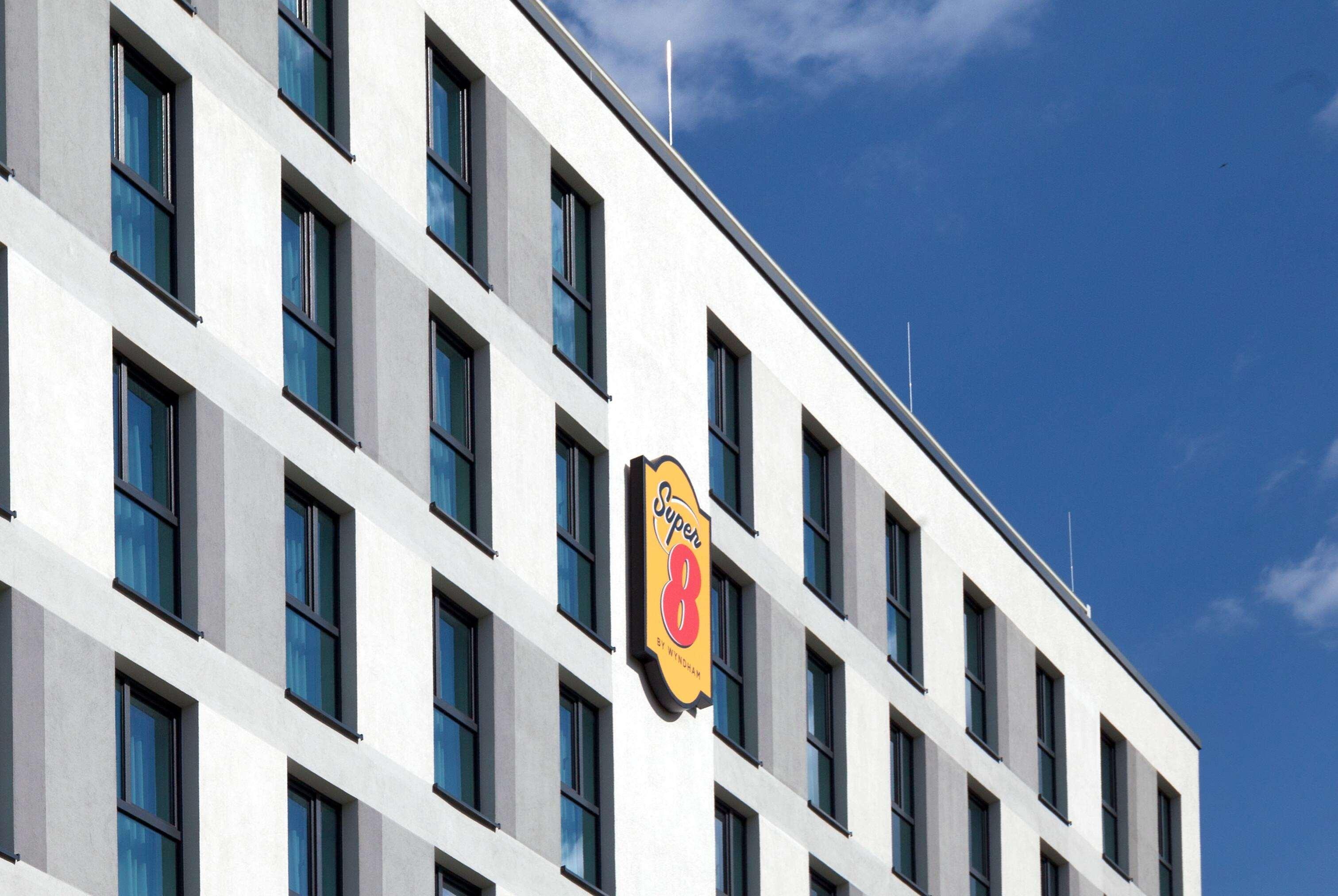 Hotel Super 8 By Wyndham Oberhausen Am Centro Esterno foto